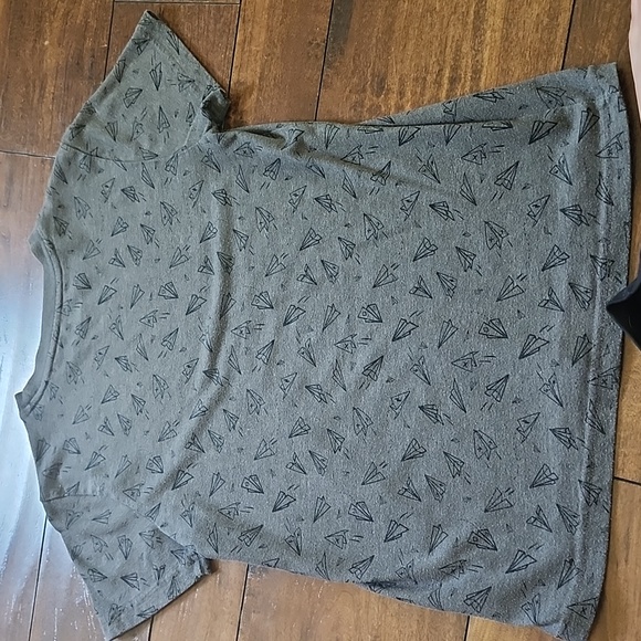 3/$15! Cat & Jack size 8/10 medium paper airplane t-shirt - Picture 3 of 3